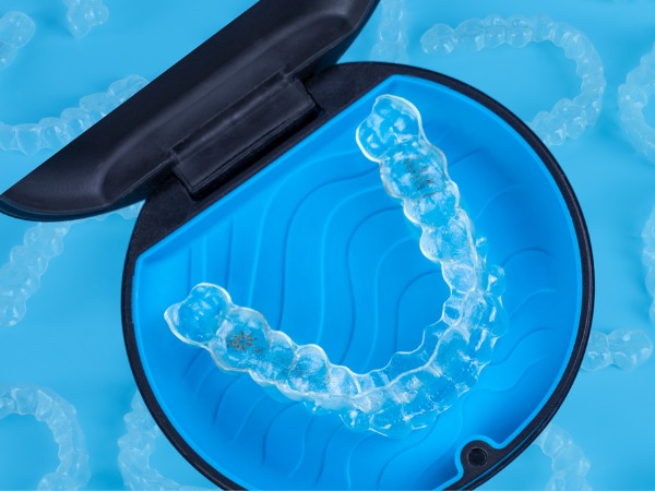 Invisible aligner in carry case